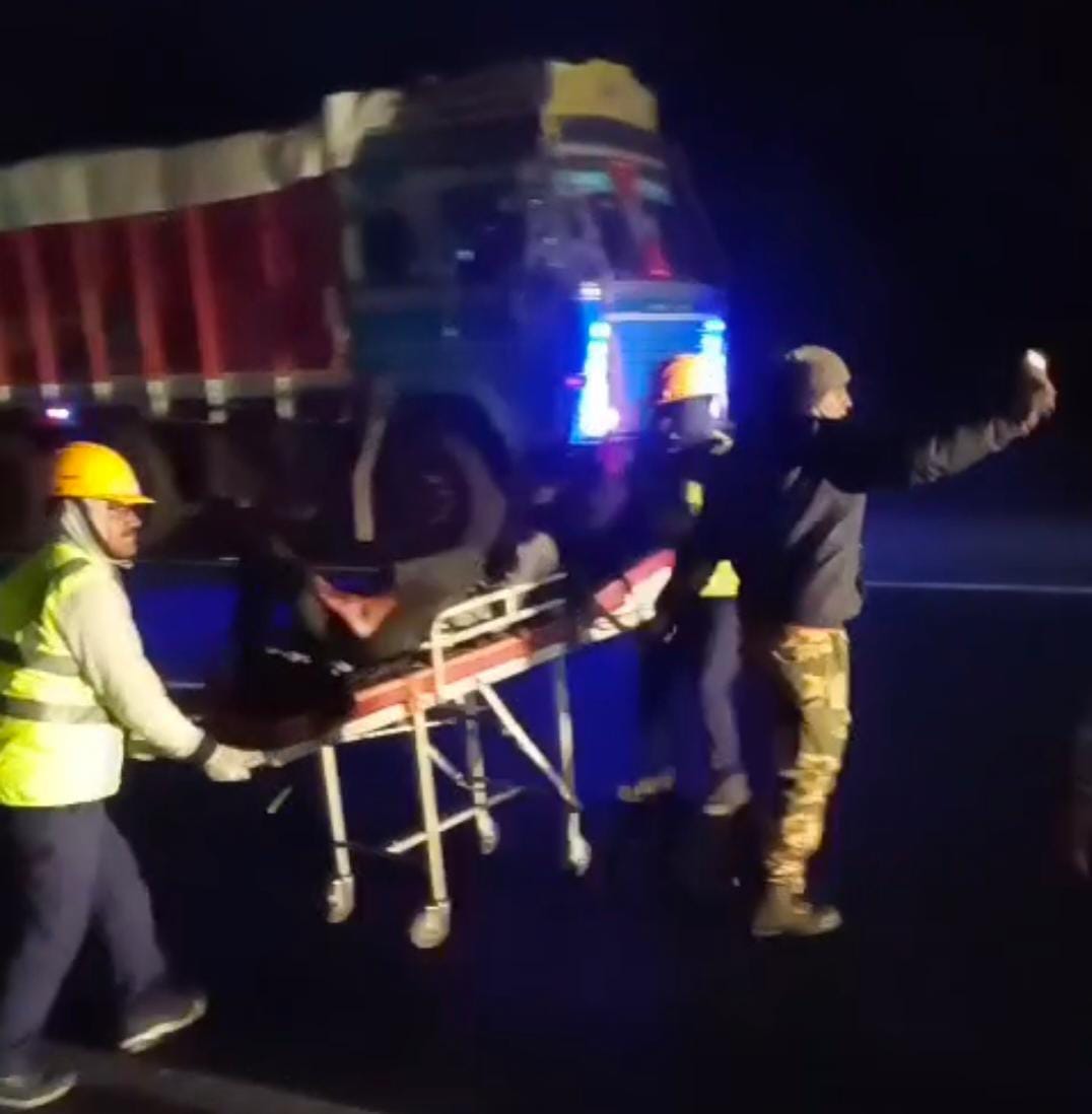 कांकेर बसची उभ्या ट्रकला धडक; १ मृत्यु ४३ जण जखमी…