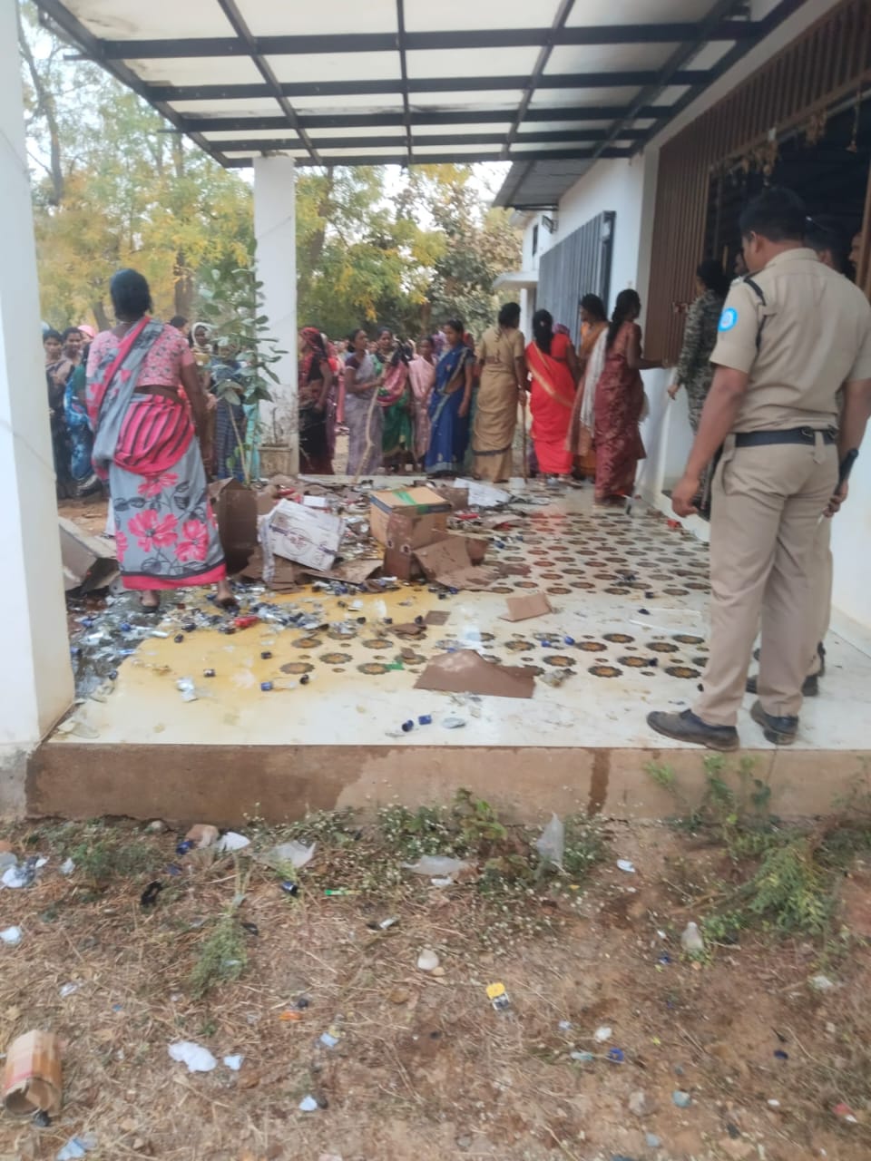 संतप्त गावकऱ्यांनी केली बारची तोडफोड: ३० ते ३५ गावकर्यांवर गुन्हा दाखल…