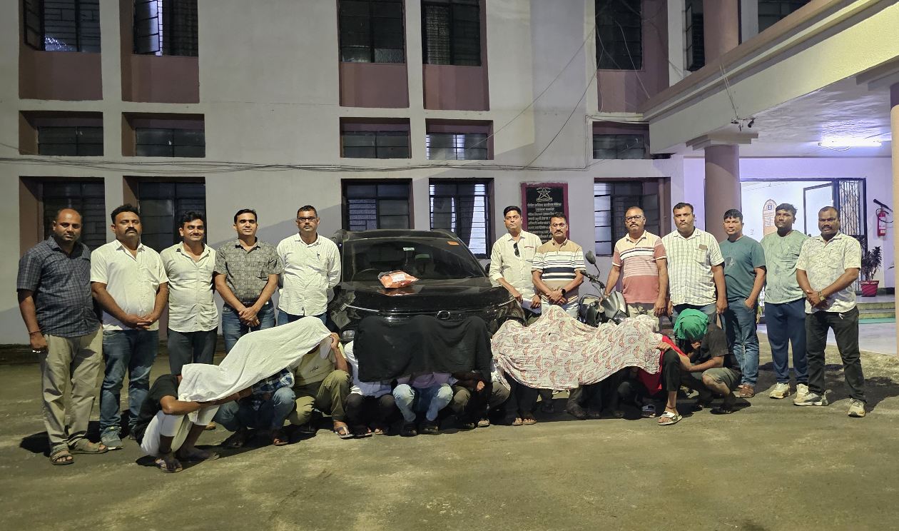 जंगलातील ‘अड्डा’ उद्ध्वस्त: चारचाकी, १४ मोबाईल अन् रोख रक्कम जप्त; गोंदिया एलसीबीची मध्यरात्री मोठी कारवाई