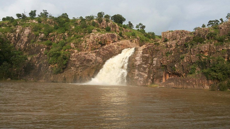 हाजरा फॉलवर पर्यटकांची लूट ; चारचाकीला ५० तर व्यक्तीमागे २० रुपयांची बेकायदा वसुली…